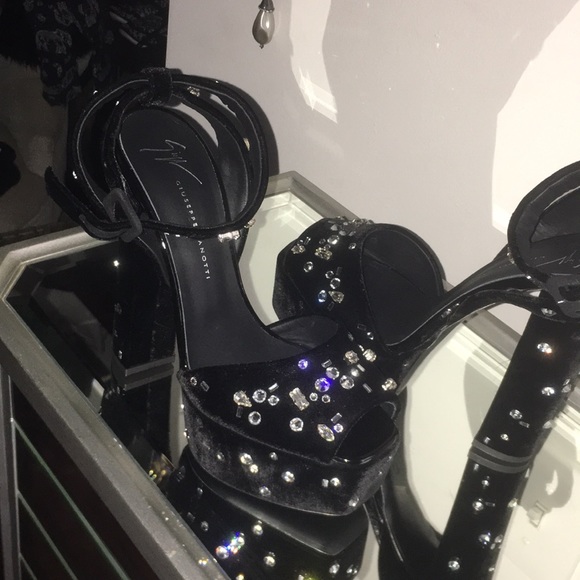 Giuseppe Zanotti crystal embellished shoes - Picture 4 of 8